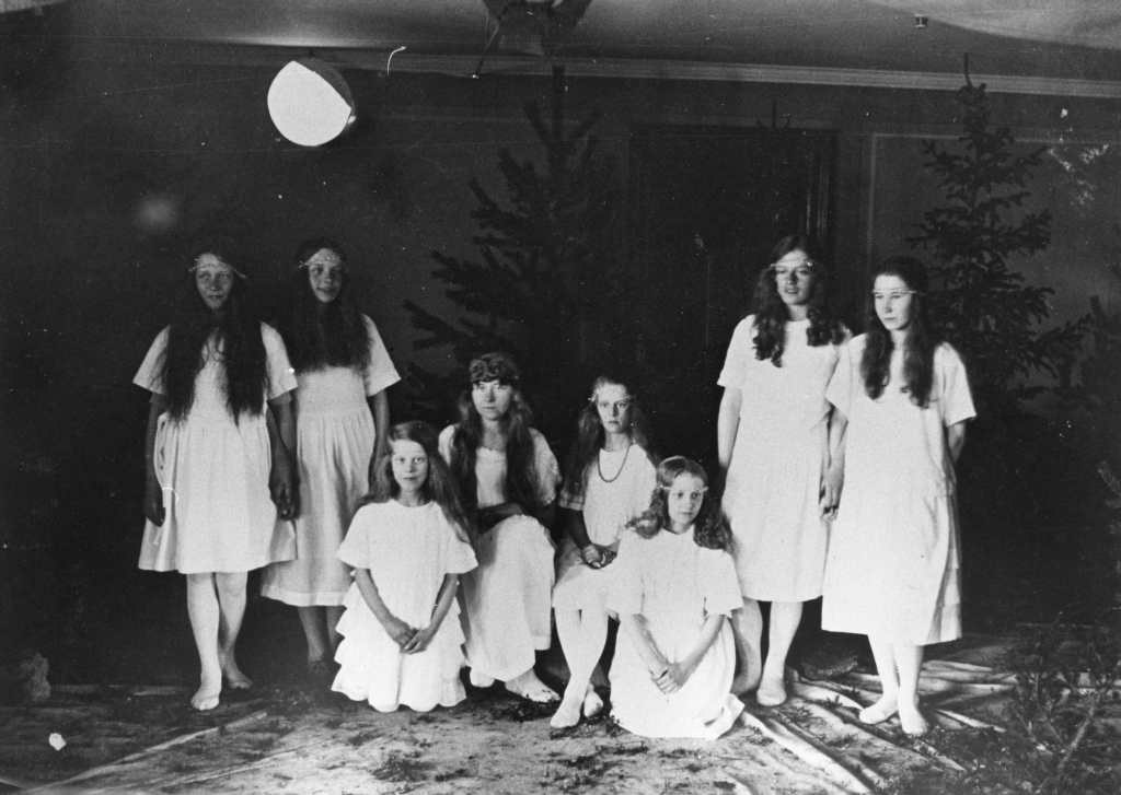 Lucia och tärnor i Svartöstadens gamla Folkets hus