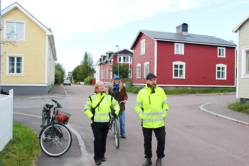 Byggnadsantikvarierna Klara Sundlöf och Jonas Sundvall går tillsammans med Luleå kommuns strateg Jenny Lindberg längs Bolagsgatan i Svartöstaden.
