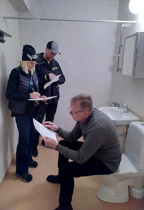 Arbetsgruppen gick runt och inventerade några av lägenheterna på Lävägen genom att välja ut specifika objekt i lägenheterna och sen värdera respektive objekt utifrån ett antal bedömningskriterier. Objekt som värderades var till exempel porslin i badrummet, alltså toalettstol och handfat. 