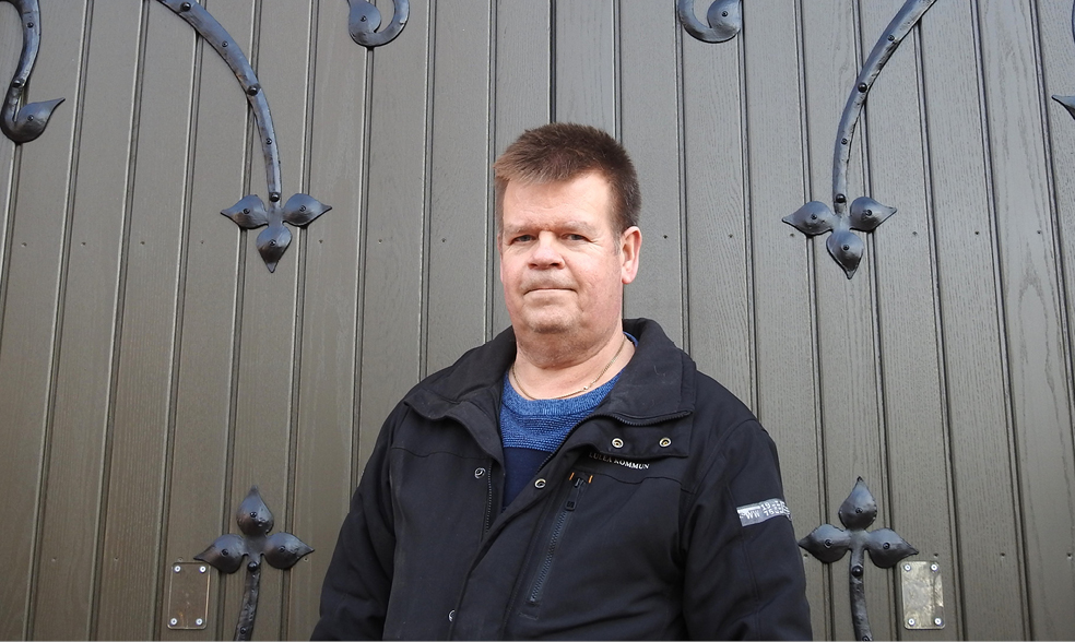 Bild på projektledare Stefan Marksved utanför nya entrédörren till Östra skolan. 