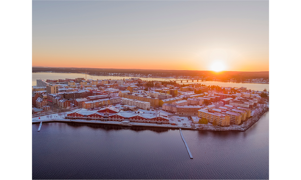 Vybild över centrala Luleå. Fastigheterna i Norra hamn, röda husen längst fram på bild, ska få ett ventilationsutbyte.