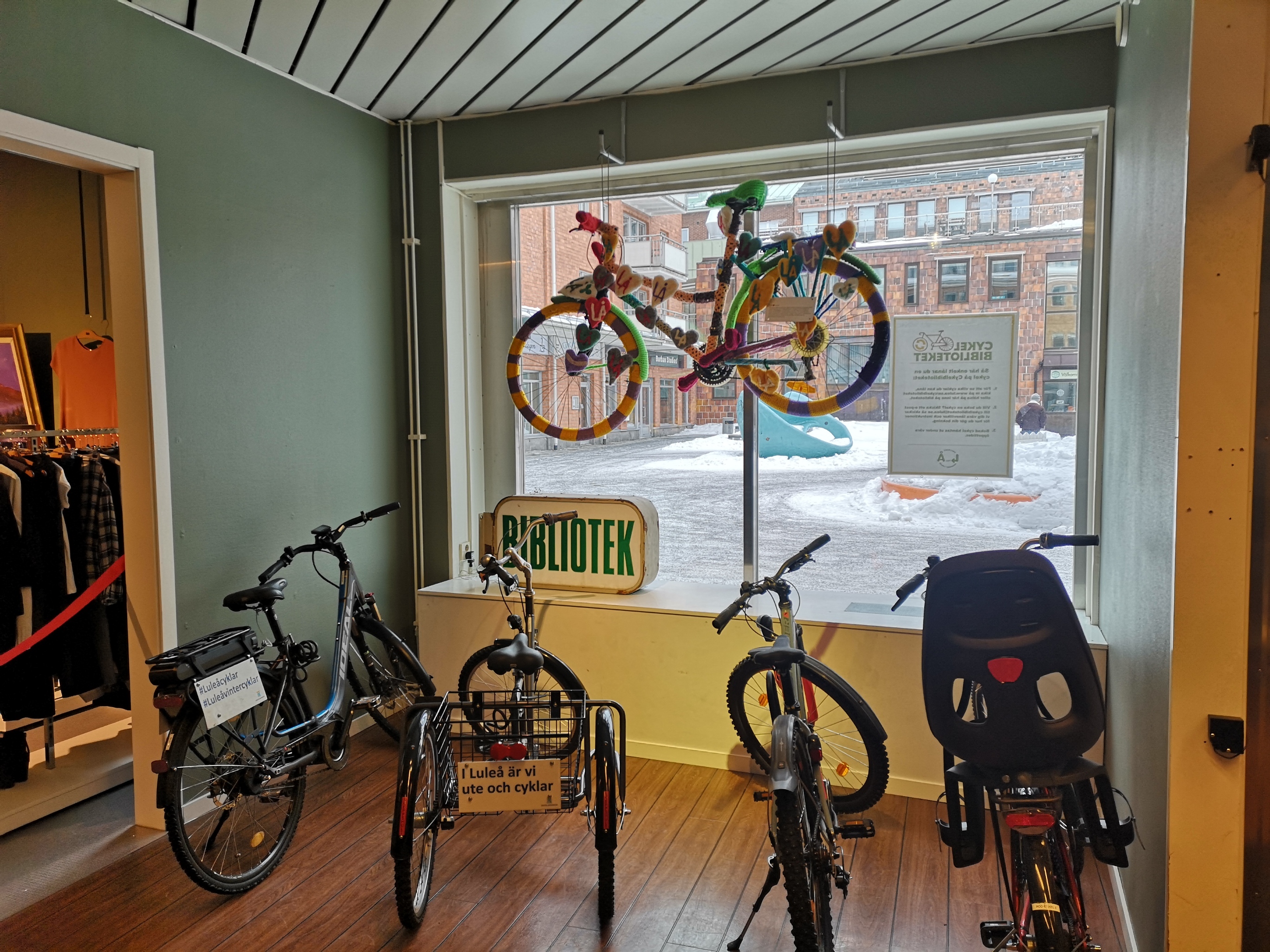 Cyklar innanför skyltfönstret på Returpunkt Centrum.