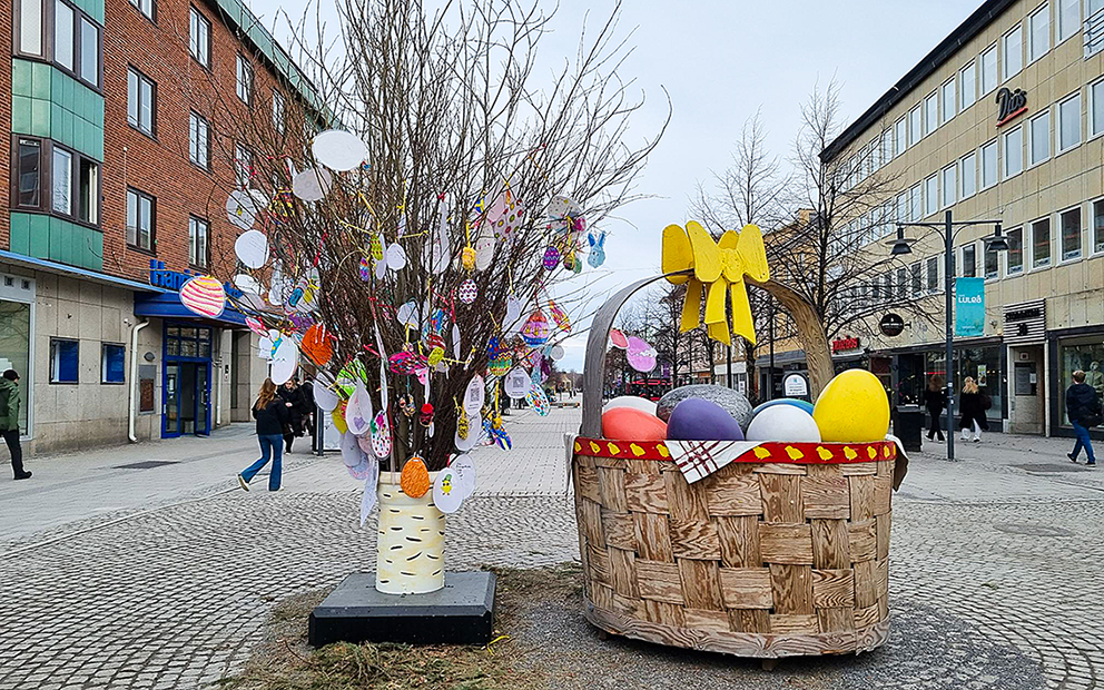 Barnen på fritidshemmen har dekorerat en korg med påskris i Luleå centrum.