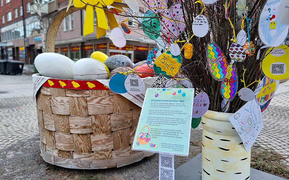 Barnens färgglada påskteckningar hänger i påskriset.