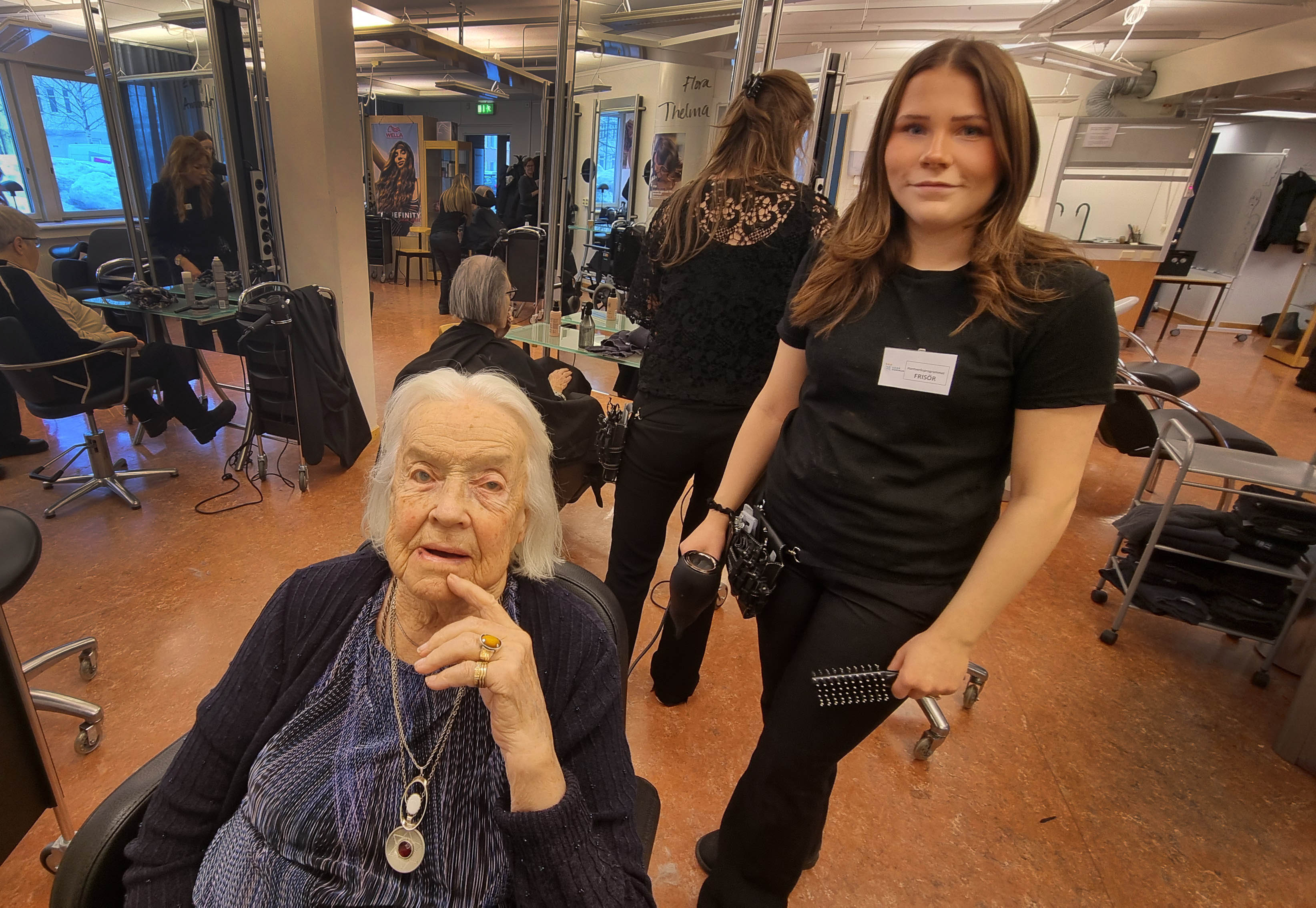 Britt Eriksson pratar med eleven Isa Wikström och den lokala pressen som bevakade händelsen.