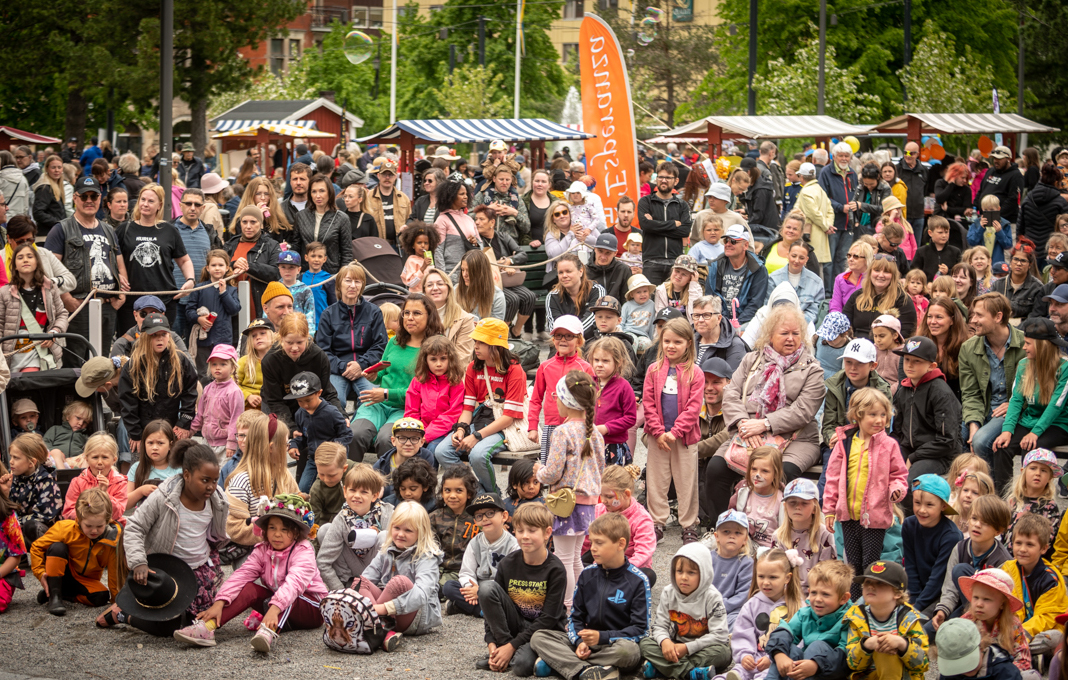 Publik framför scenen