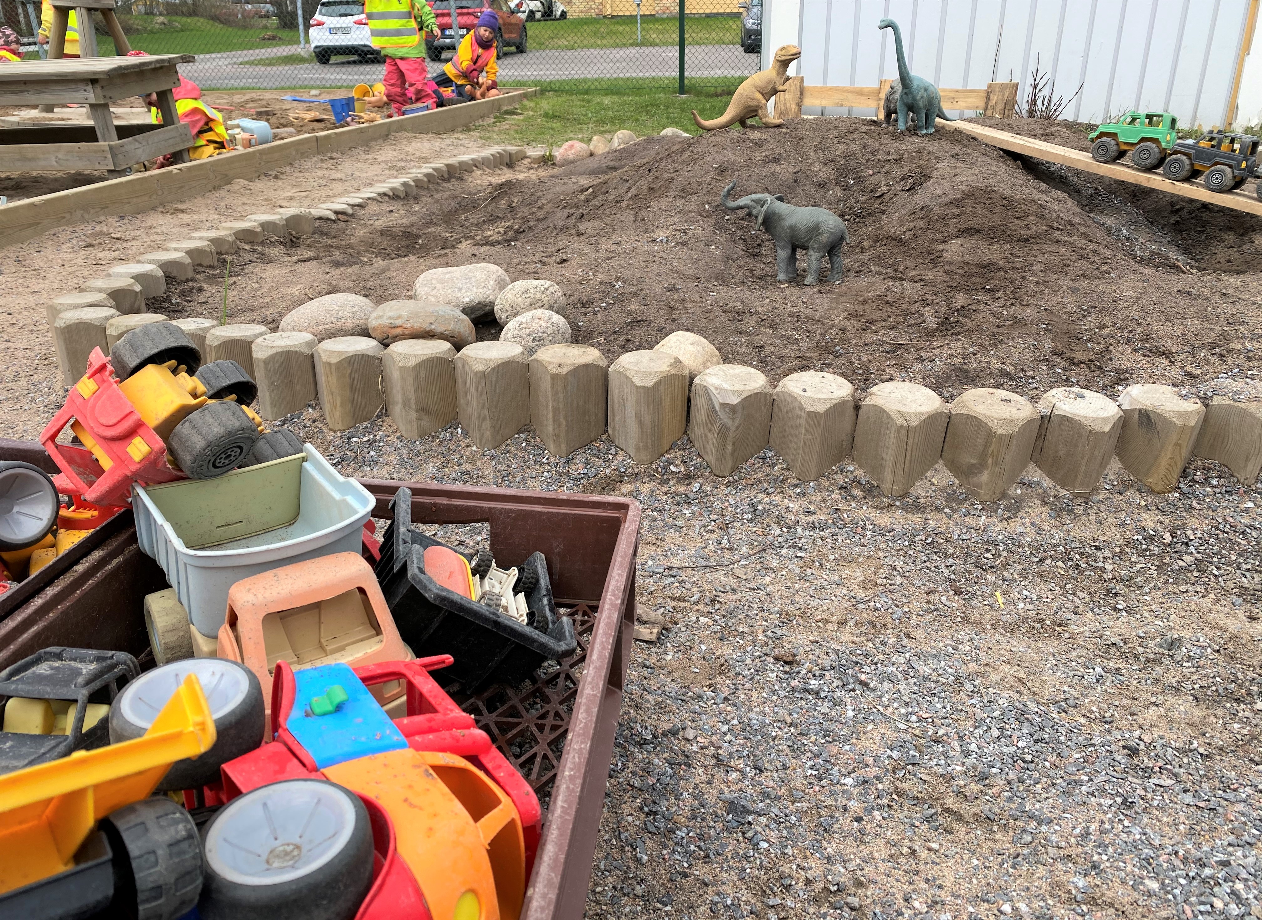 Det blev en monstertruck-bana istället för plantering av blommor. 