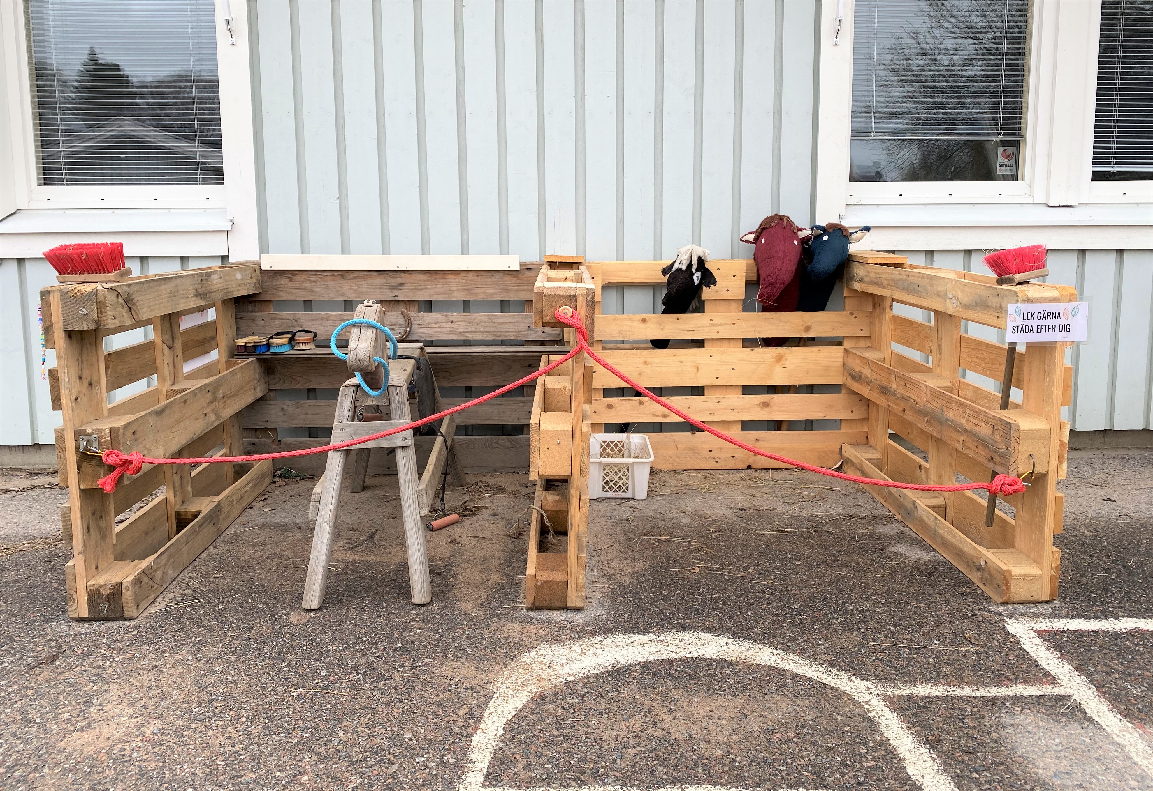 Här kan barnen leka stall.