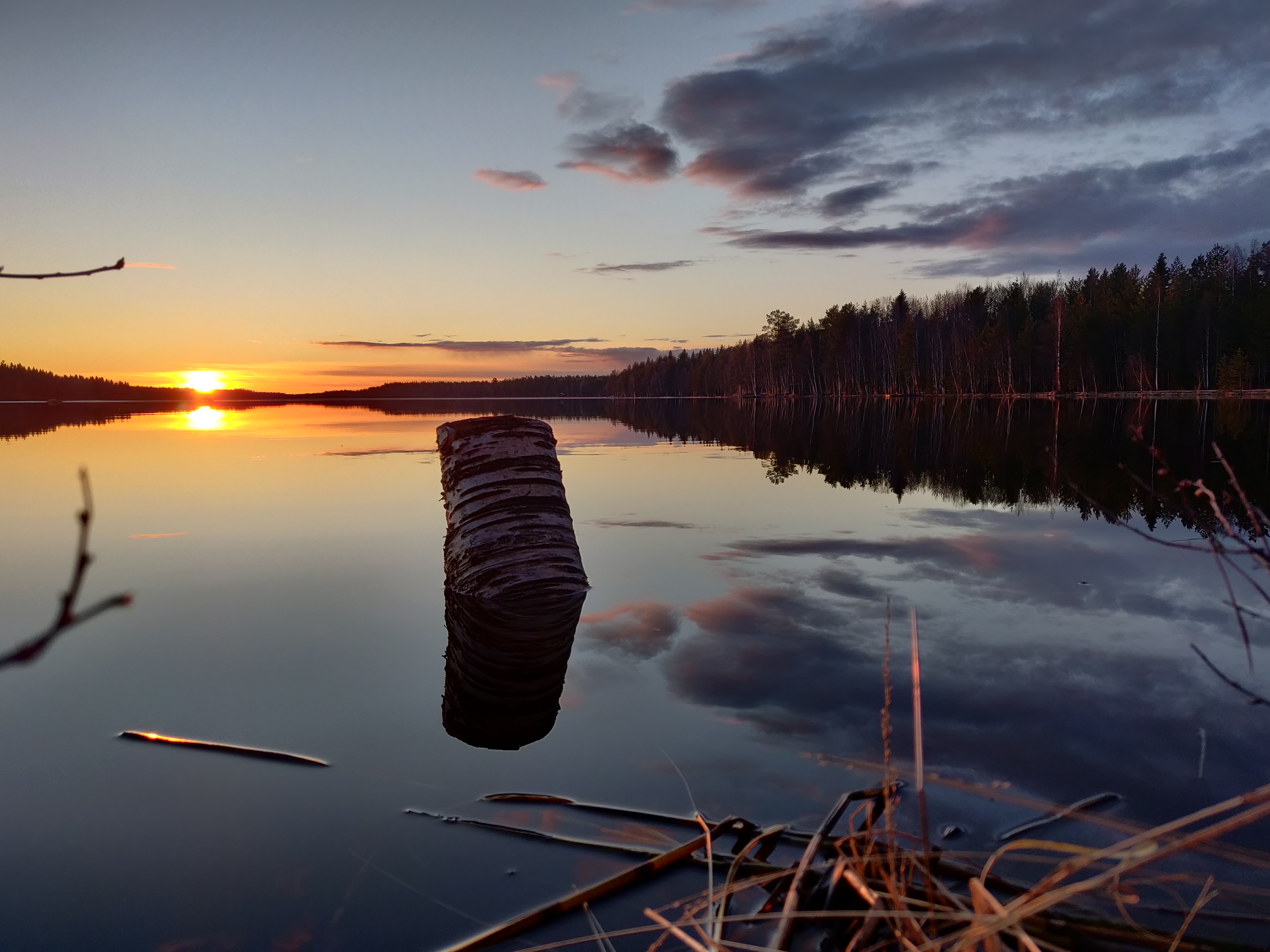 sjö i solnedgång