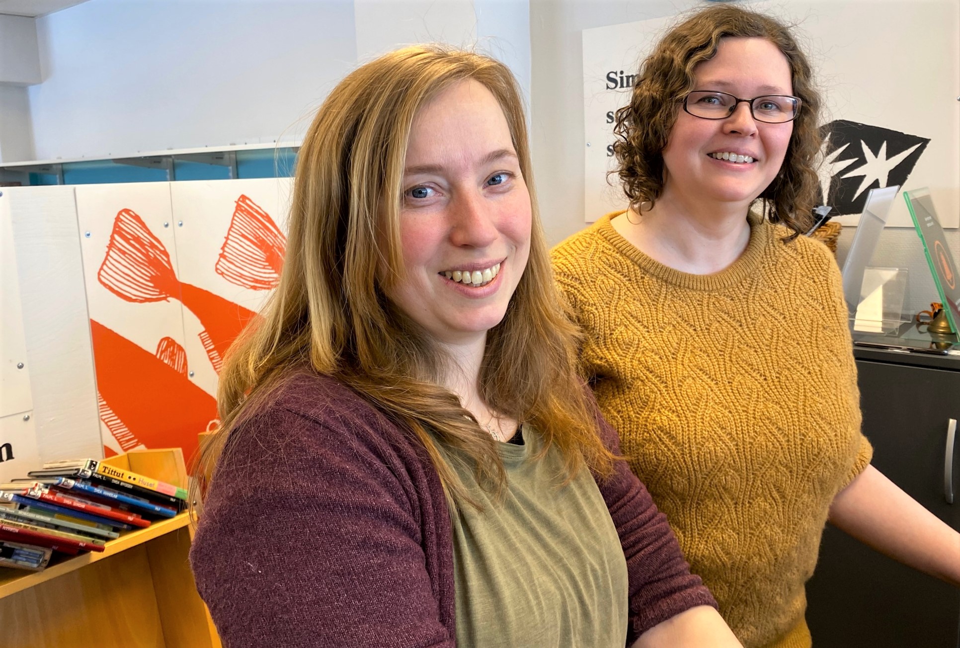 Annika Riekkola och Hanna Eitzenberger har jobbat hårt med att få i ordning det nya biblioteket.