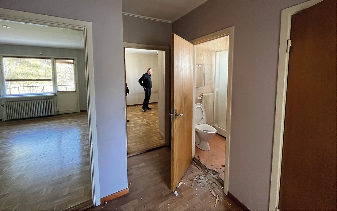 Bild från mormor och morfars tidigare lägenhet där du kan se en toalett, sovrum och vardagsrum plus en dörr.