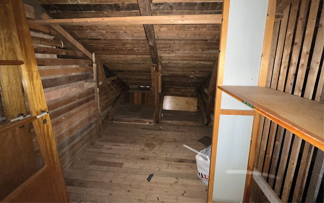 Bild från vinden på Västra Brunnsgatan 19 som består av mestadels trä.