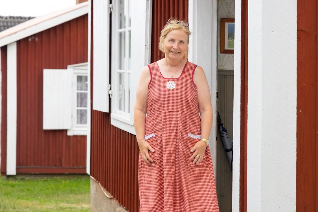 Lisa Lång framför sin kära kyrkstuga.