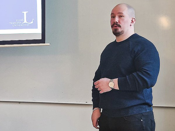 Doktorand Niclas Siljelöf har skrivit en avhandling om elevers etiska reflektioner vid datorspelande.