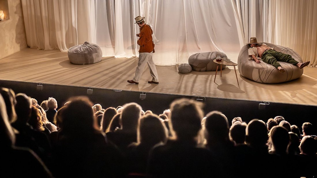 Teaterscen och publik i förgrunden