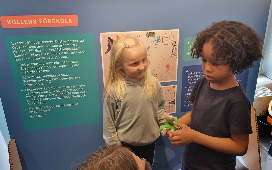Connor och Liv pratar med en journalist på utställningen