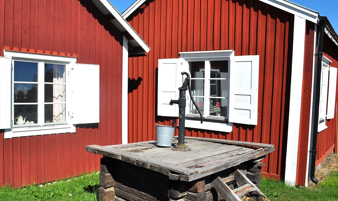 Kyrkstugor och gammal brunn vid Gamla hamngatan.