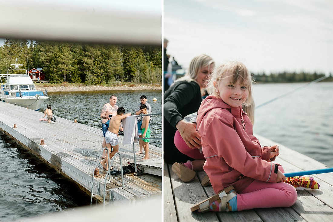 Glada barn på stranden som fiskar och badar