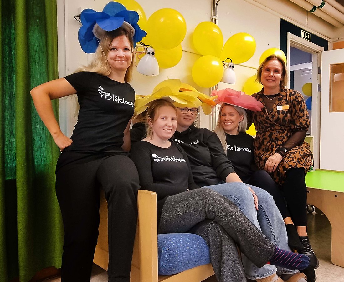 Pedagogerna på förskolan hade blommor i hatten.