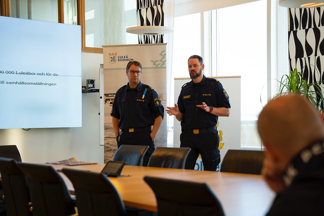 Poliser på plats på våning 9