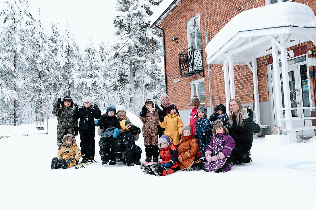Förskolan mitt i byn är full av glada barn och pedagoger, vinter som sommar.