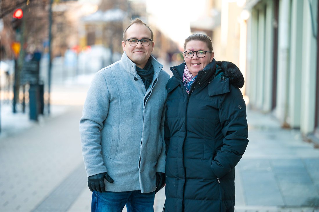 man och kvinna på en gata i Luleå