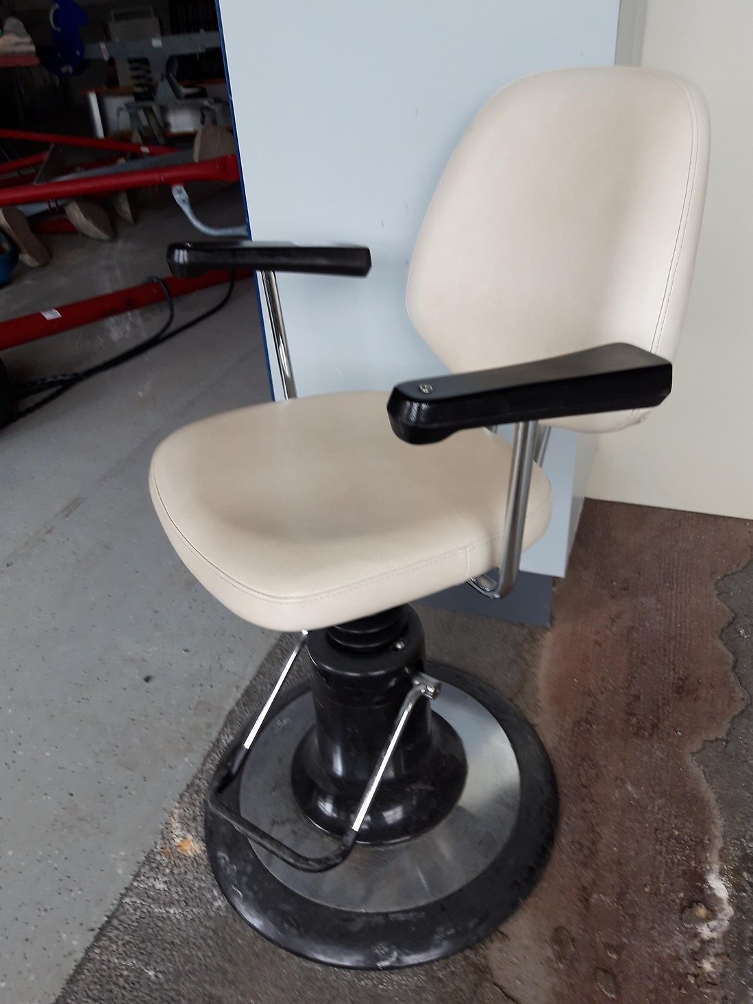 Retro frisörstol letar ny frisör!