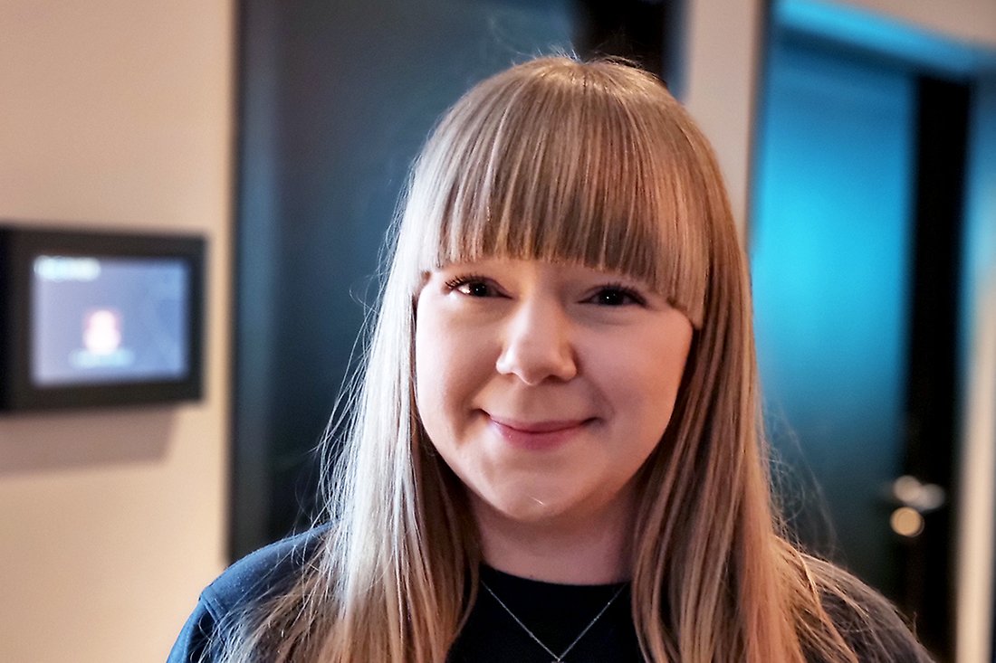 Ung kvinna med långt blont hår och lugg.