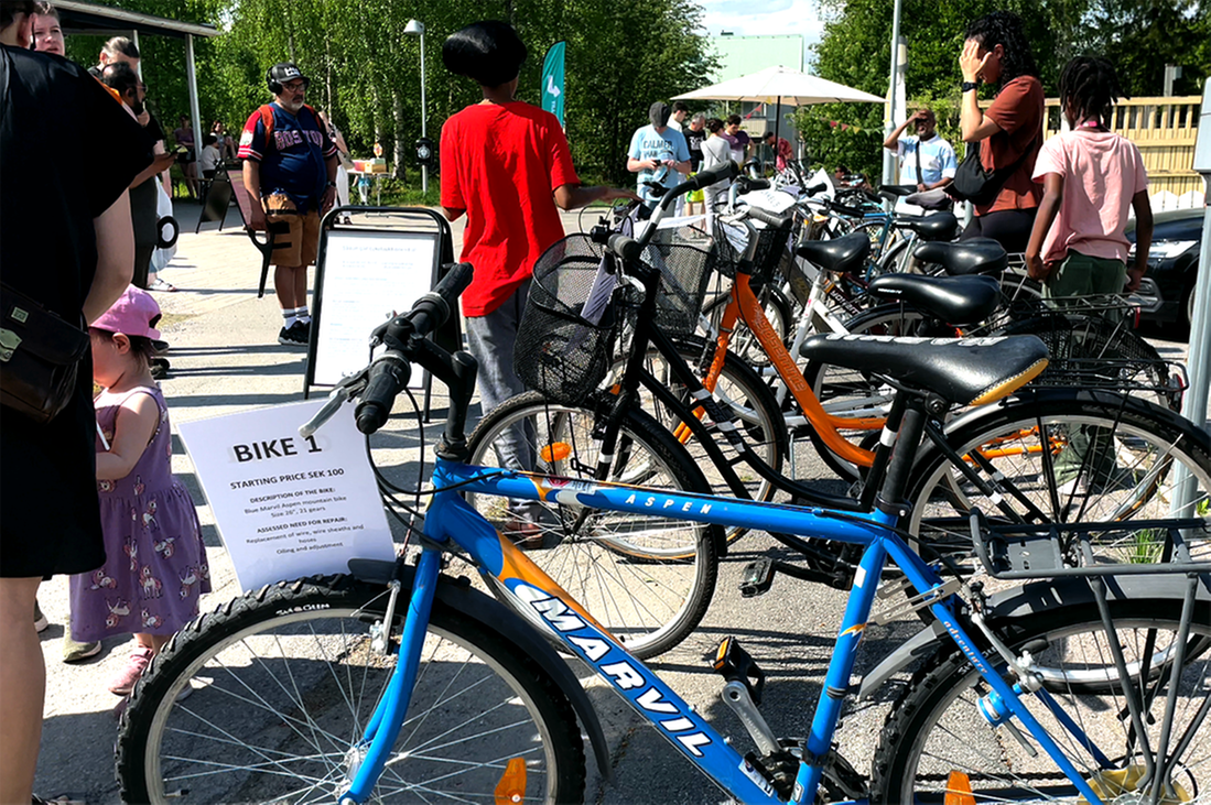 Det är Lulebo som samlat ihop cyklar som bara har blivit stående i förråd och annat. Om ingen gör anspråk på dem inom tre månader, ofta längre tid, skrotas de eller så säljer vi dem här på auktionen.