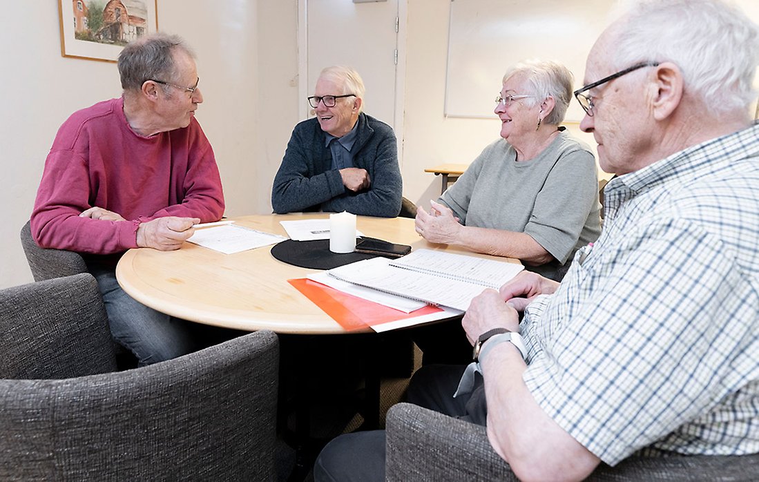 Personer sitter runt ett bord