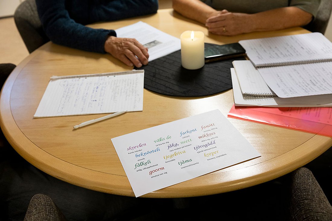 Ett runt bord med dokument