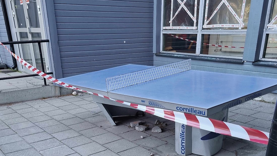 Trasigt pingisbord och fönster.