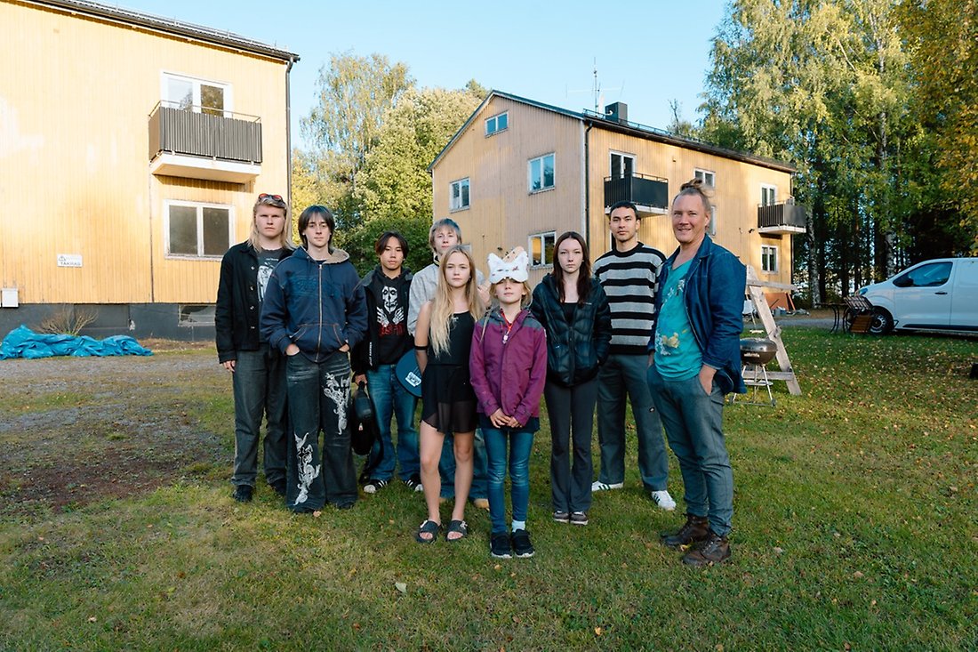 Några av medlemmarna i bygg- och bogemenskapen Järnet på Sandgatan i Svartöstaden.