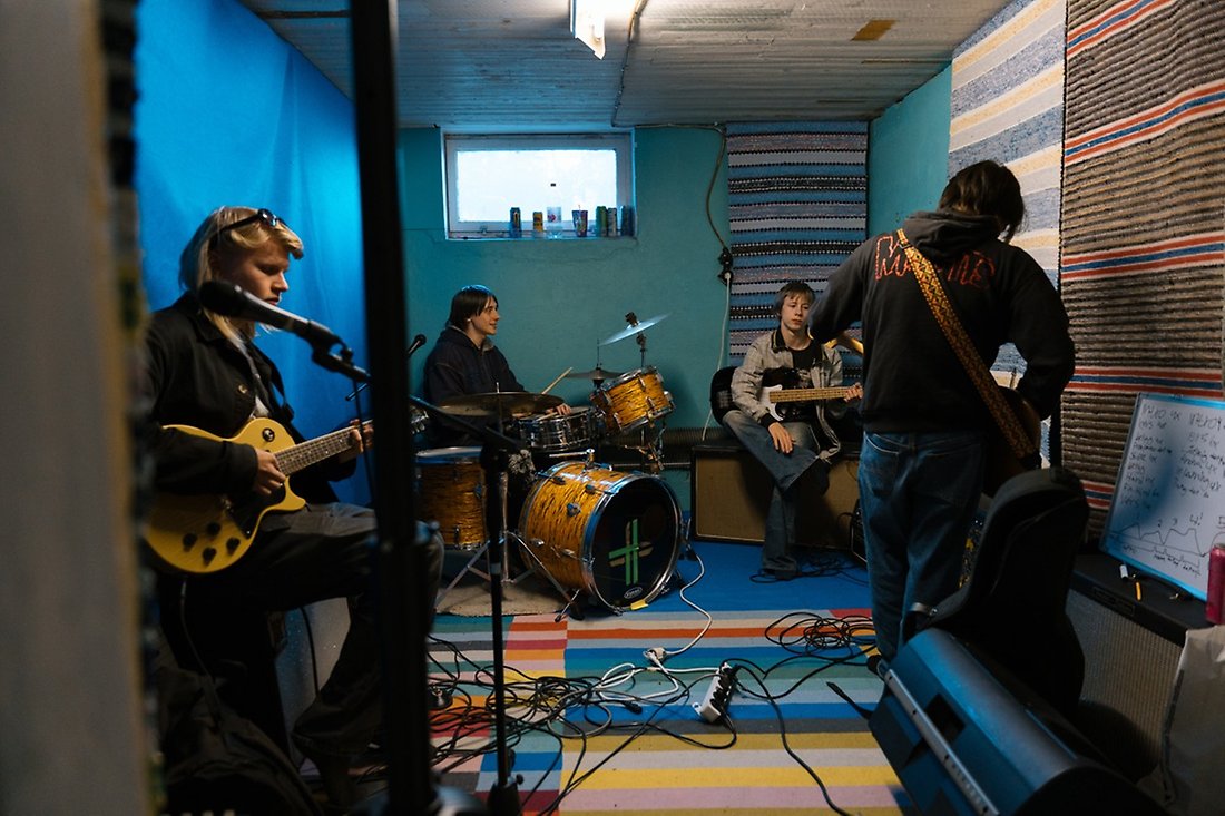 Bandet ”Plus andra” har sin replokal i källaren på ett av byggemenskapen Järnets hus på Sandgatan i Svartöstaden.