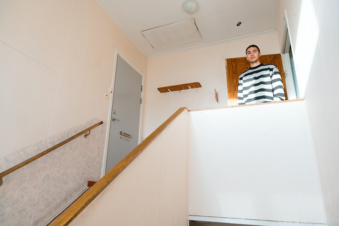 Isak Sidestam är en hemvändare som tillsammans med sin flickvän Stina Nilsson flyttar in i en av lägenheterna på Järnet.