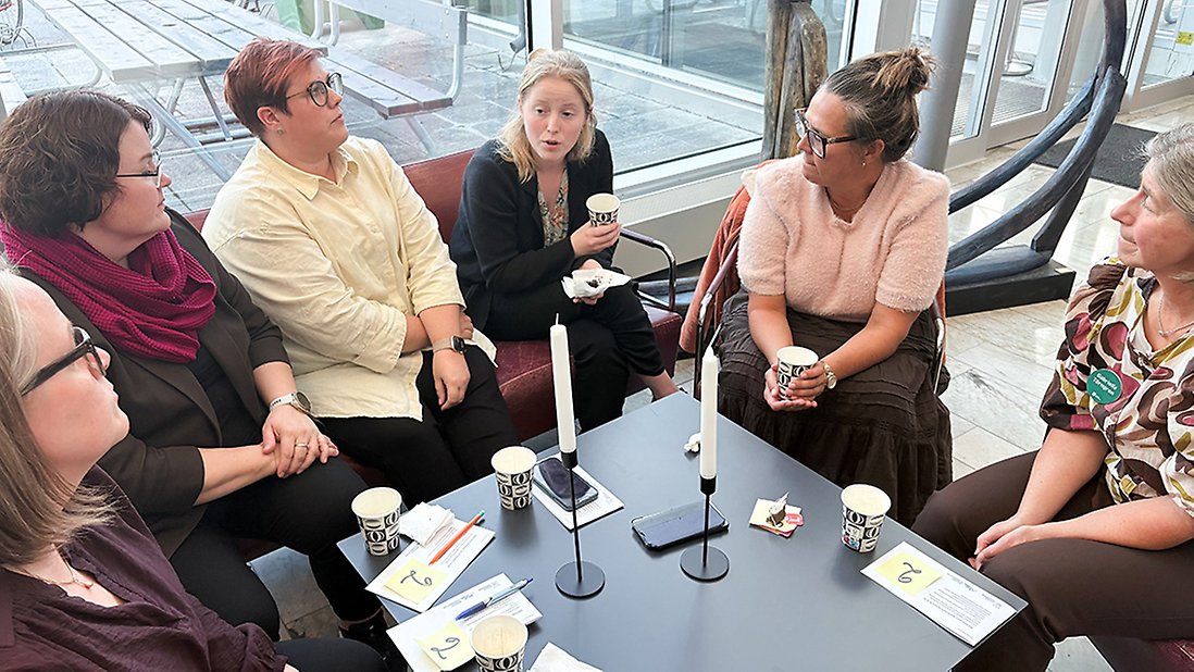 En grupp deltagare diskuterar gemensamma arbetssätt under Samverkansdagen.