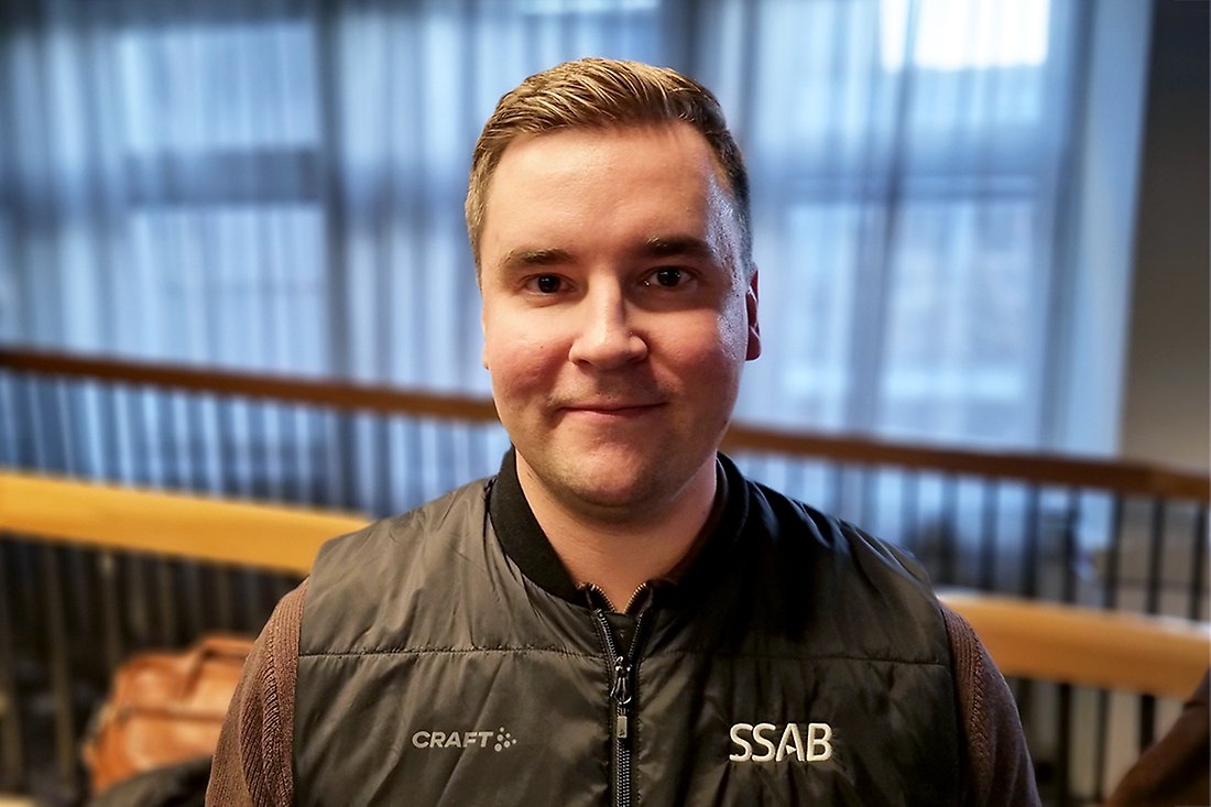 Ung man med SSAB emblem på västen