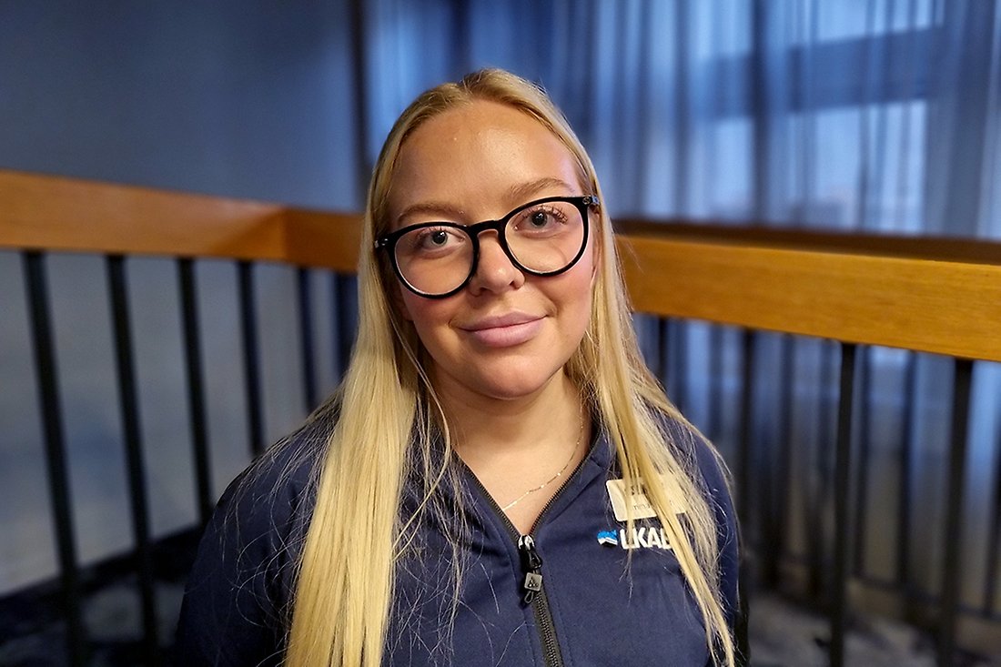 Blond ung kvinna med LKAB:s emblem på tröjan