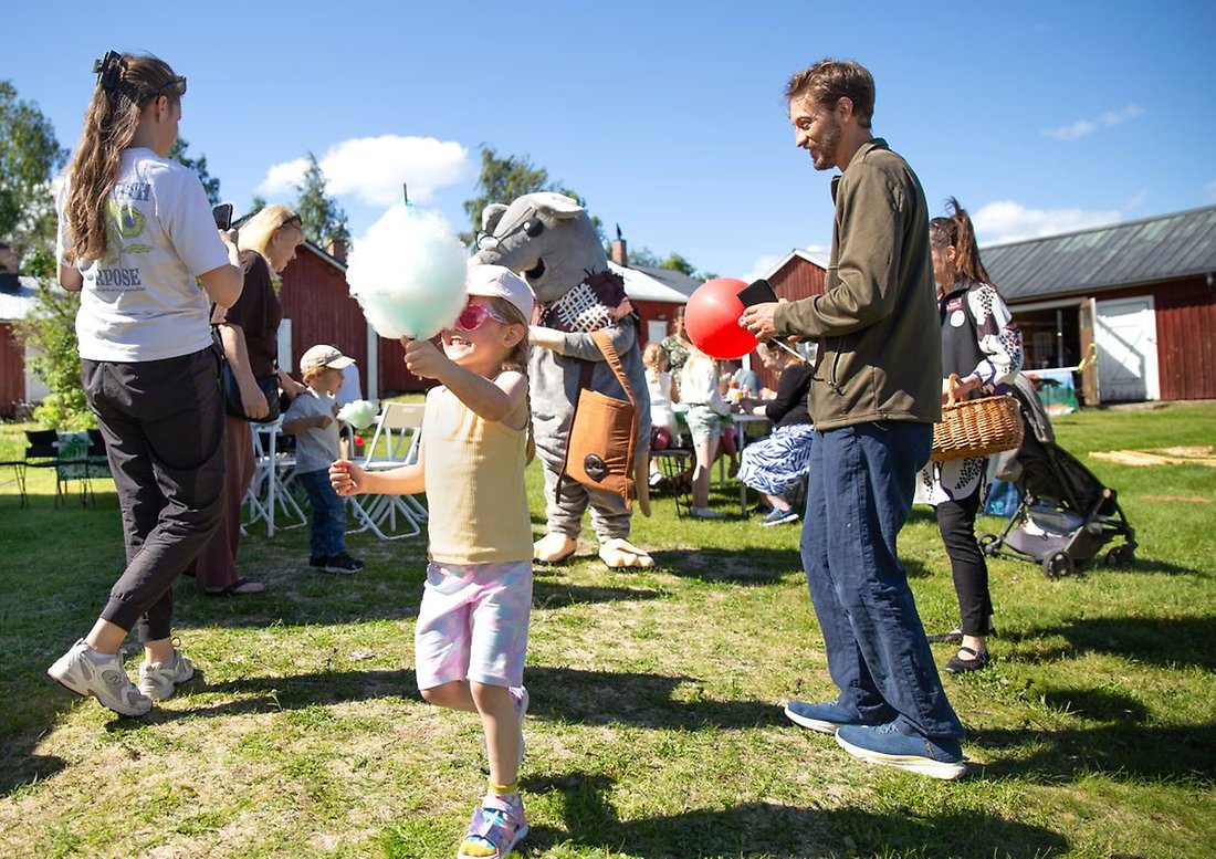 Sommarens jubileumshelg i juni gladde såväl gamla som unga. På gräsmattan intill Gammelstad Visitor Center var det full rulle.