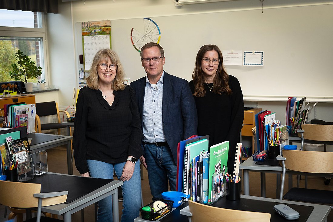 Lena Johansson, Rickard Nordberg och Camilla Elofsson i klassrummet där samtalet hålls.