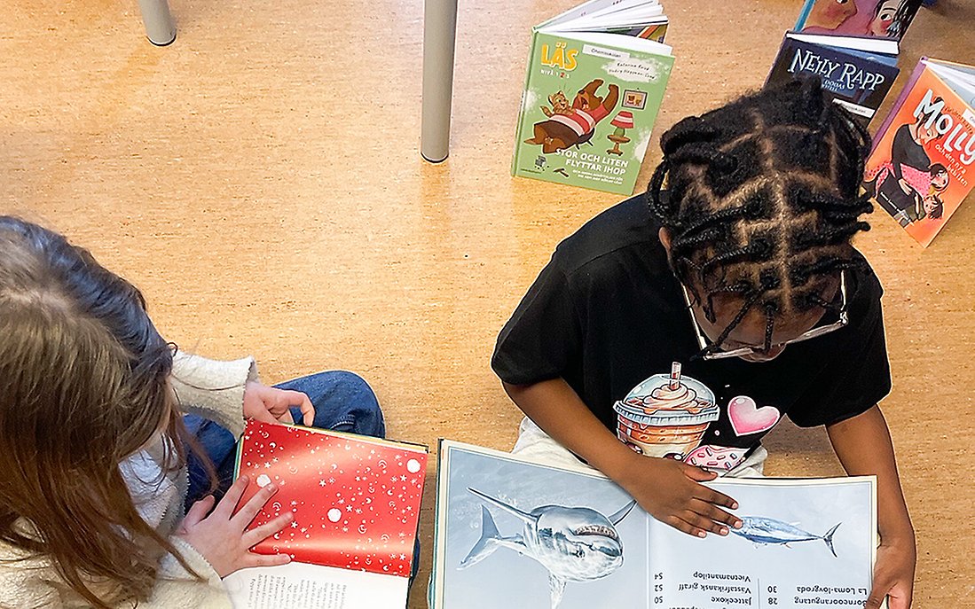 Efter författarbesöken fick eleverna själv bläddra och läsa ur de nya böckerna. 