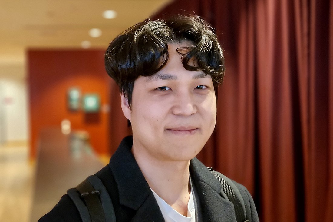 Ung man med svart hår.