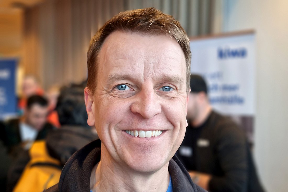 Glad man med kort mellanblont hår.