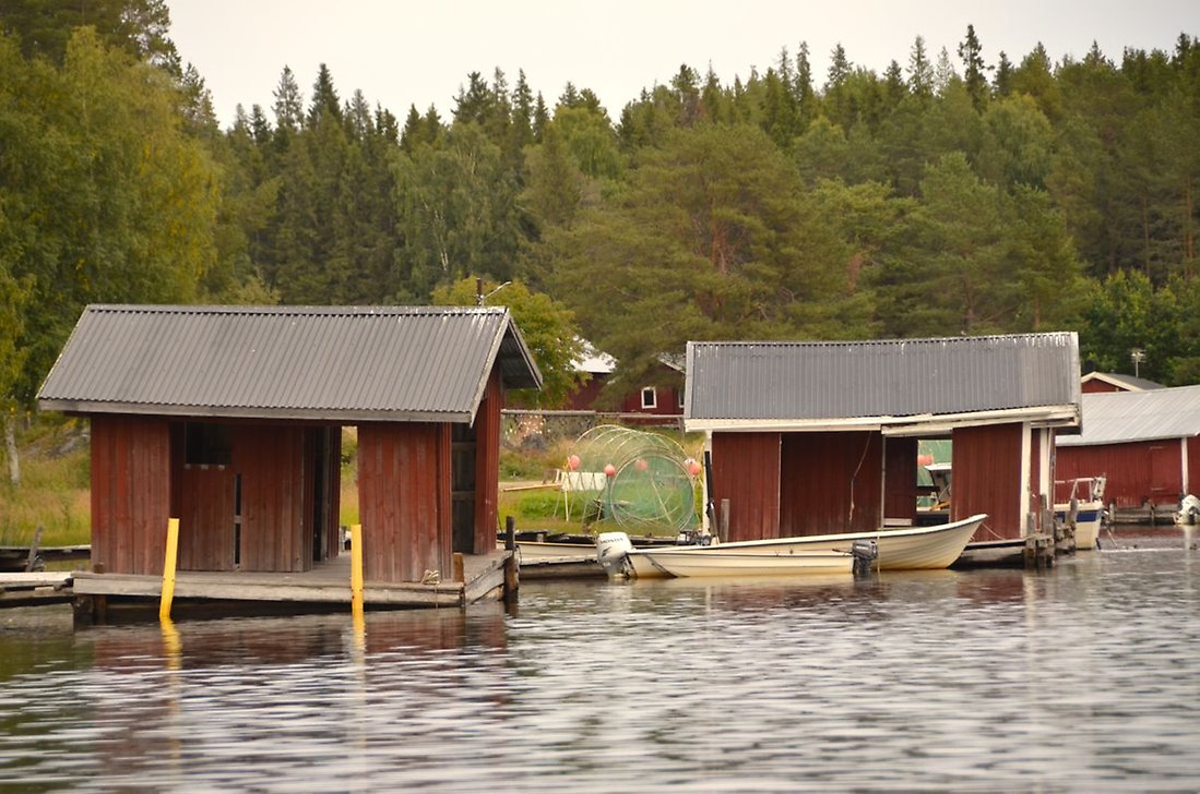 På Hindersön kan du bland annat få se fina gamla sjöbodar.