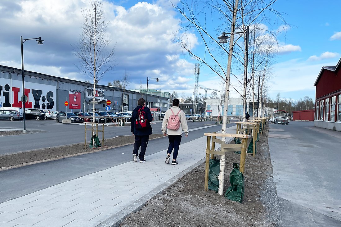 Gatuvy över Småbåtsgatan. Foto från 19 maj 2024.