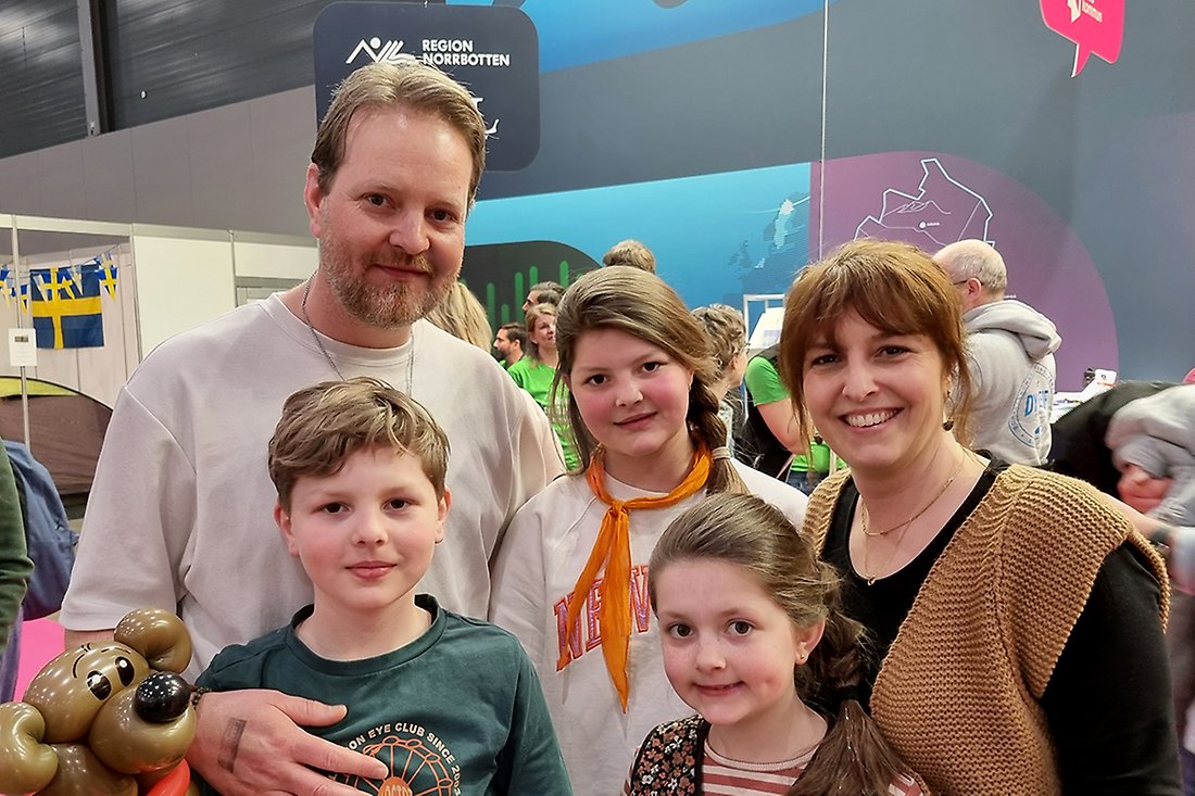 Familj på fem personer, pappa, mamma och tre barn