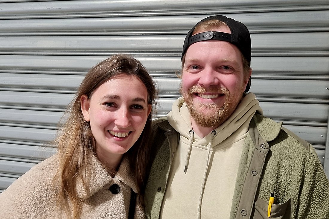 En ung kvinna och en ung man