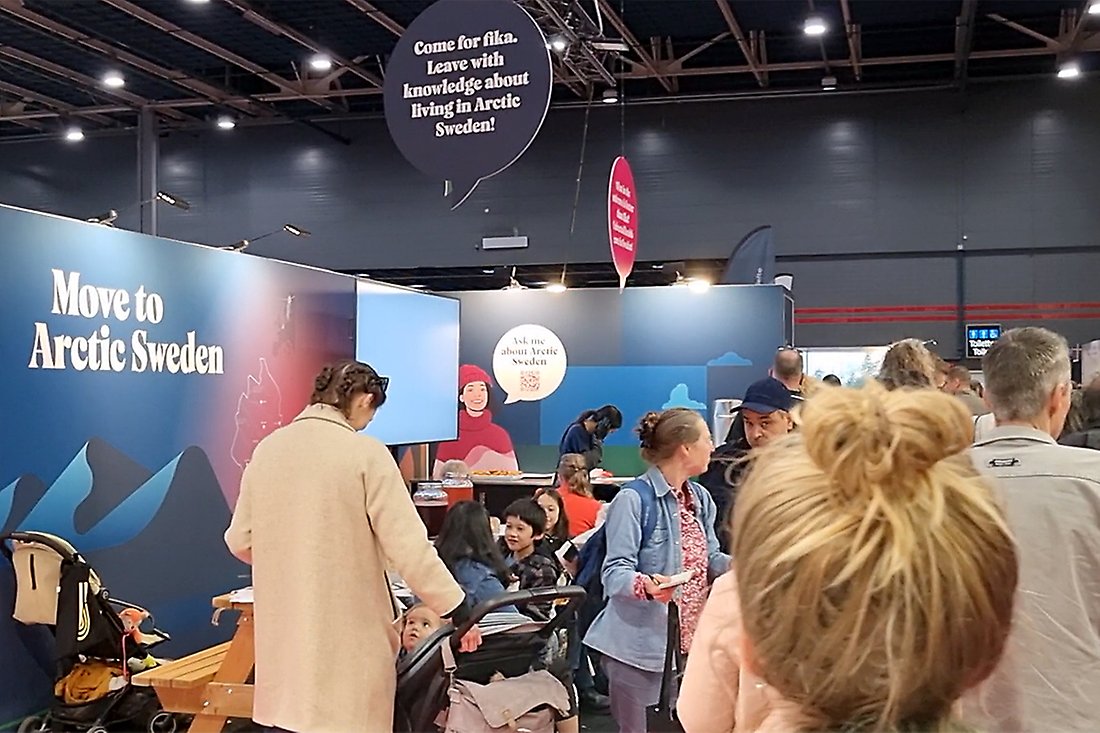 Människor i olika åldrar i montern på Emigration Expo