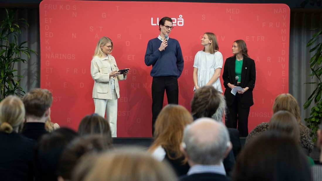 Bild på studenter när de samtalar på scenen