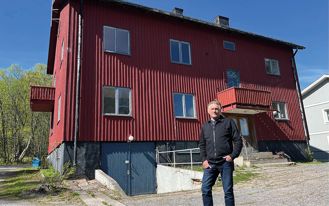 Bild på Kent Lampa framför barndomshemmet på Västra Brunnsgatan 19.